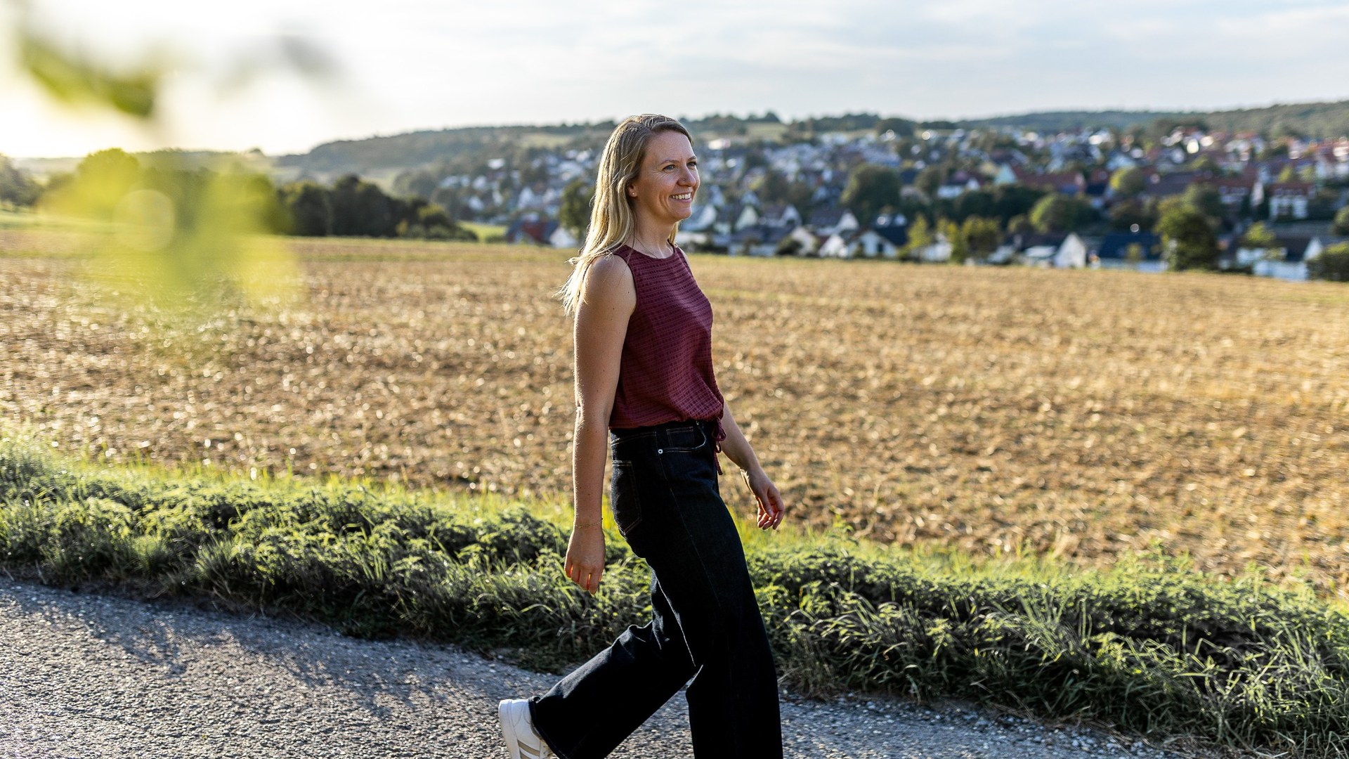 Madeleine Seydt unterwegs mit Blick auf den Ort